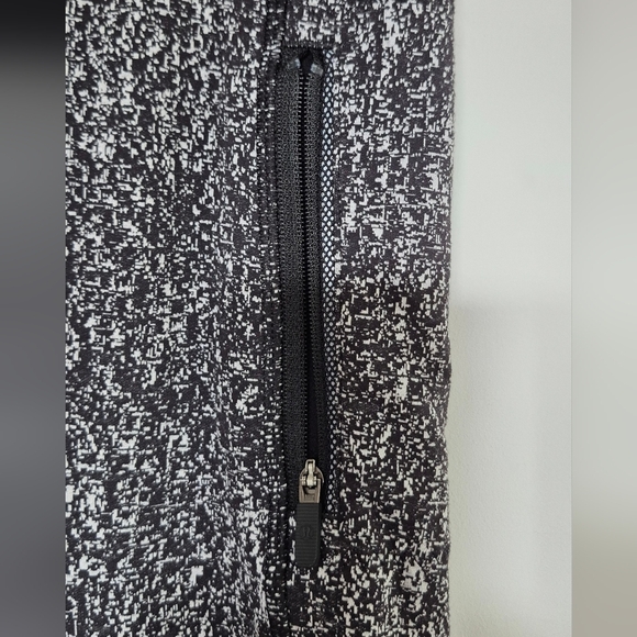 Lululemon Athletica Black and White Patterned Leggings - Picture 4 of 6